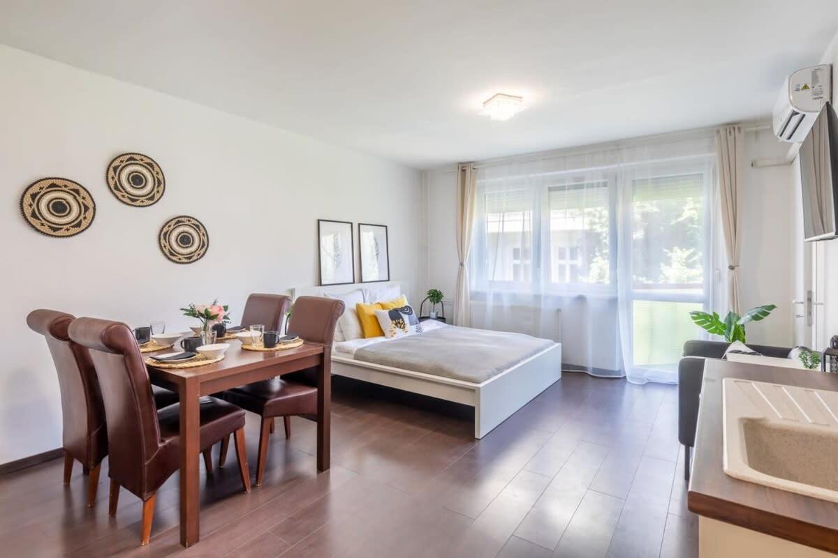 Sunny Balcony - Cute And Cozy Apartment Budapest