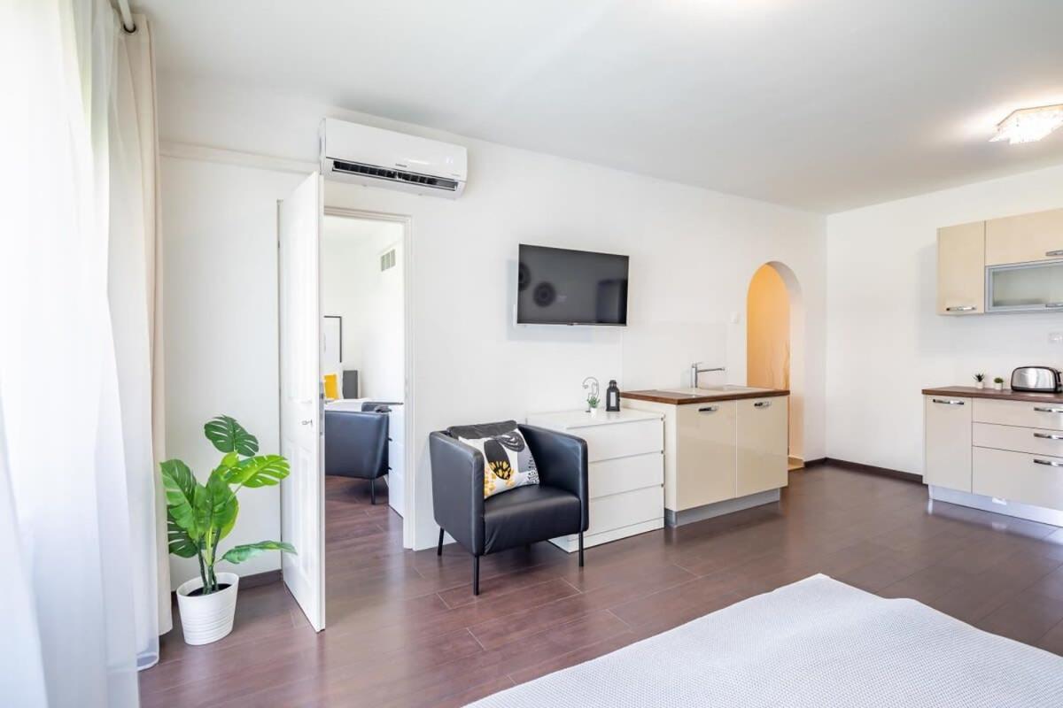 Sunny Balcony - Cute And Cozy Apartament